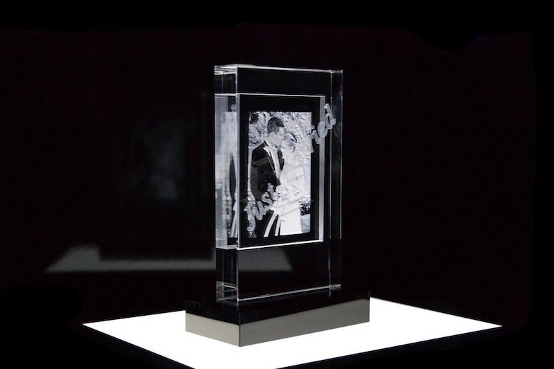 Kristall Flachglas F100 mit Glassockel Hochformat | 2D Glasinnengravur