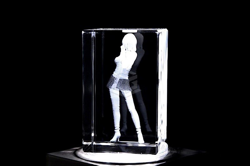 Frau stehend | 3D Motiv Glasinnengravur