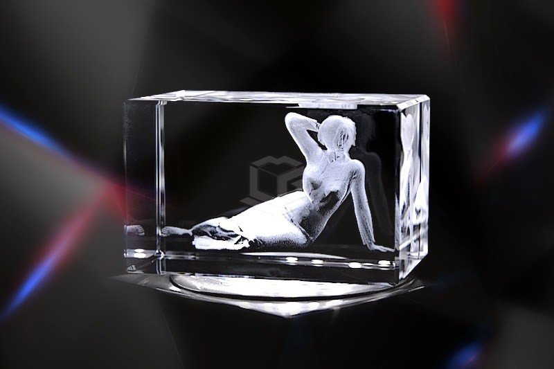 Frau liegend | 3D Motiv Glasinnengravur