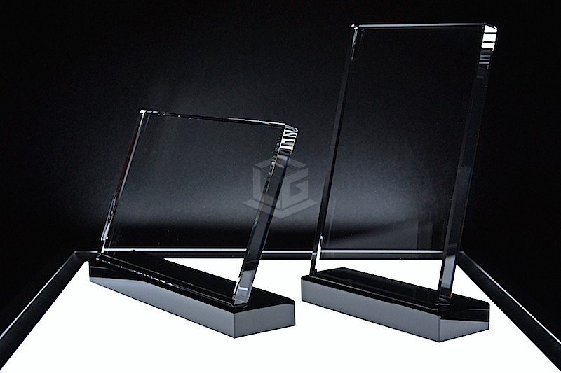 Flachglas FS110 schräg mit Glassockel Hochformat | 2D Glasinnengravur
