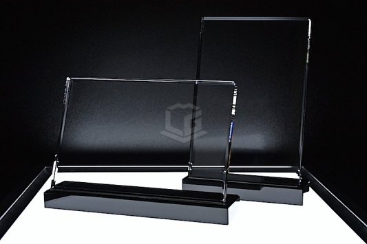 Flachglas FS110 schräg mit Glassockel Hochformat | 2D Glasinnengravur