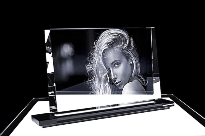 Kristall Flachglas Prisma P180 mit LED Leuchtsockel | 2D Glasinnengravur